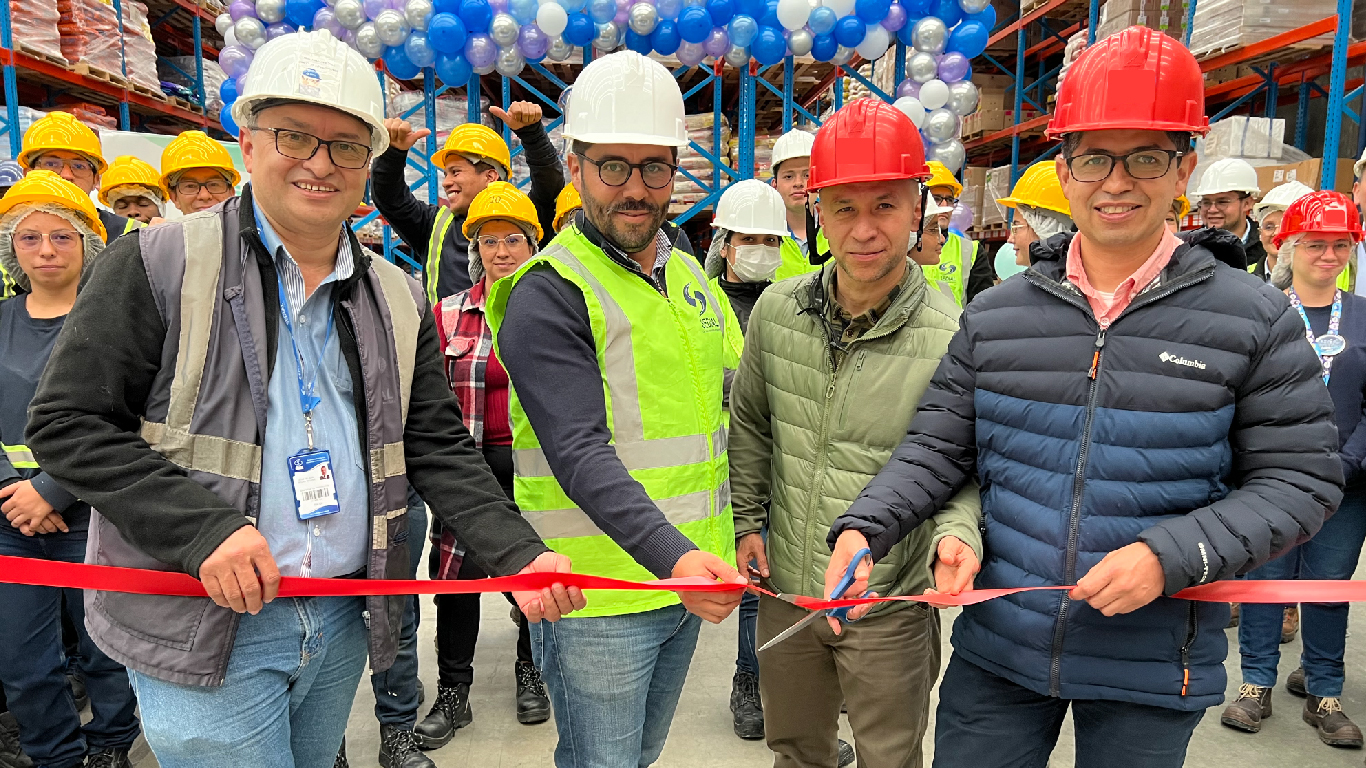 Equipo de Sedial celebrando inauguración nueva bodega Funza