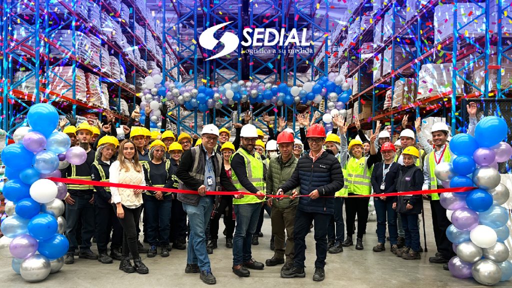 Equipo de Sedial celebrando la inauguración de la nueva bodega en Funza
