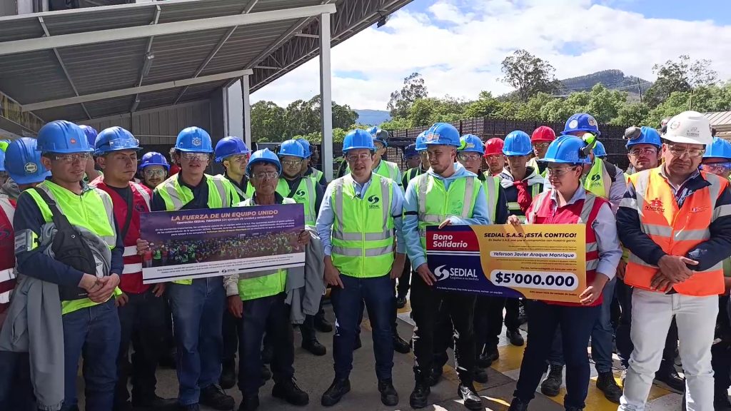 Bono solidario tratamiento médico Sedial entrega a colaborador