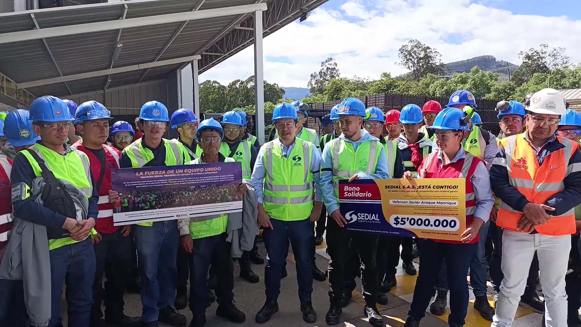 Colaboradores de Sedial entregando bono solidario a compañero en tratamiento médico